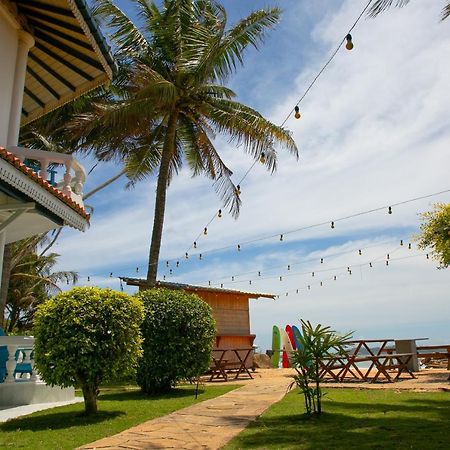 Alma Beach Hotel Weligama Buitenkant foto