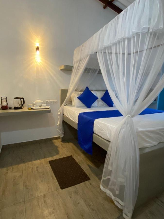 Alma Beach Hotel Weligama Buitenkant foto