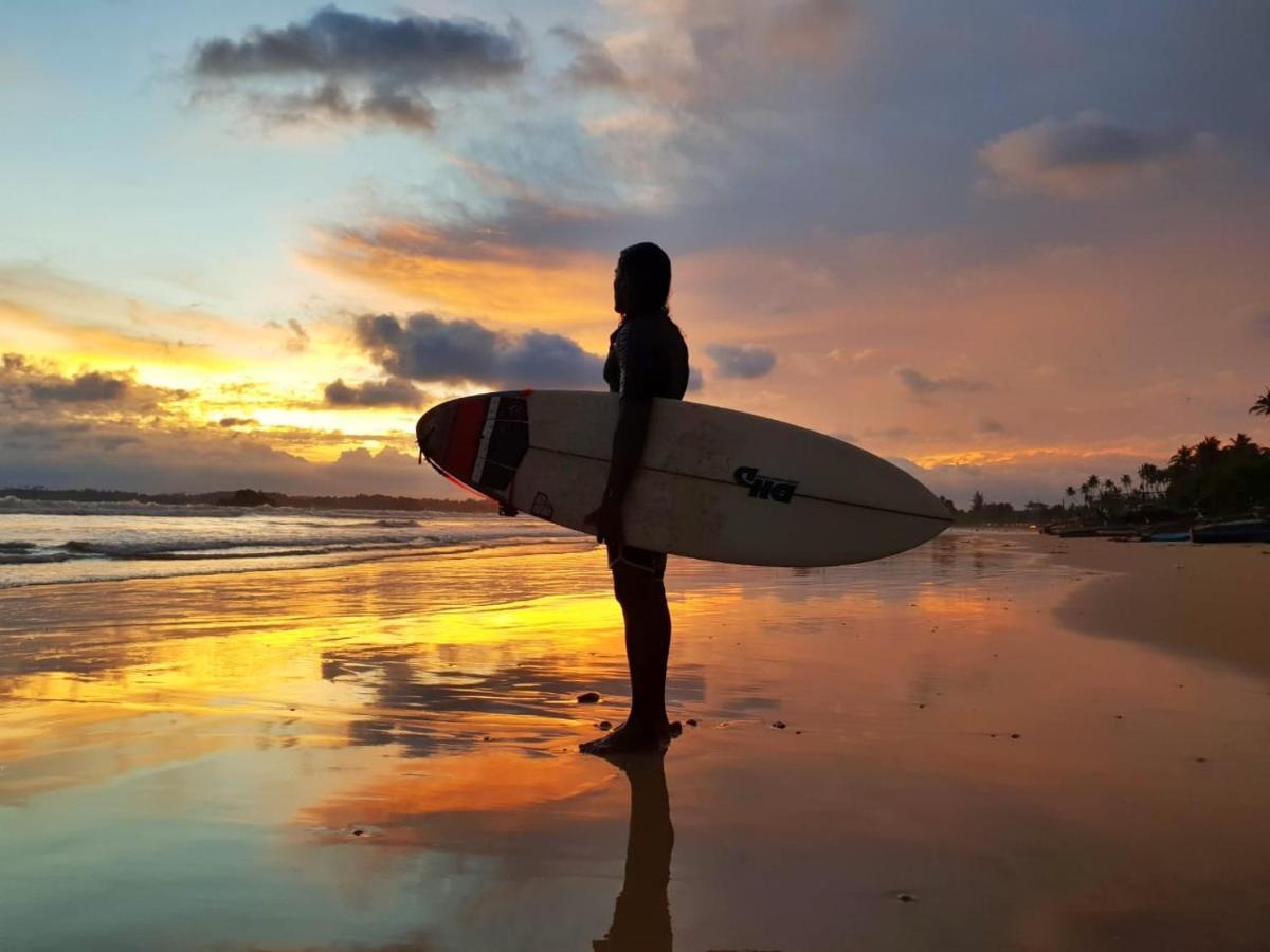 Alma Beach Hotel Weligama Buitenkant foto