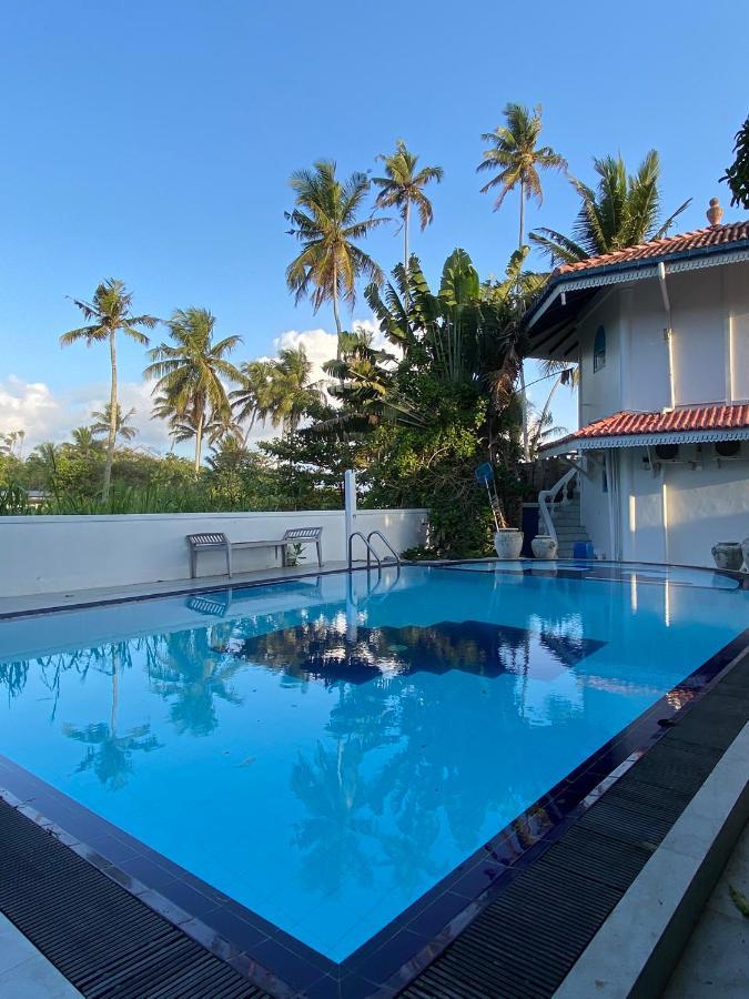 Alma Beach Hotel Weligama Buitenkant foto