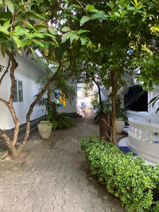 Alma Beach Hotel Weligama Buitenkant foto