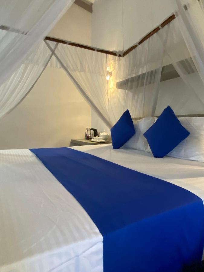 Alma Beach Hotel Weligama Buitenkant foto