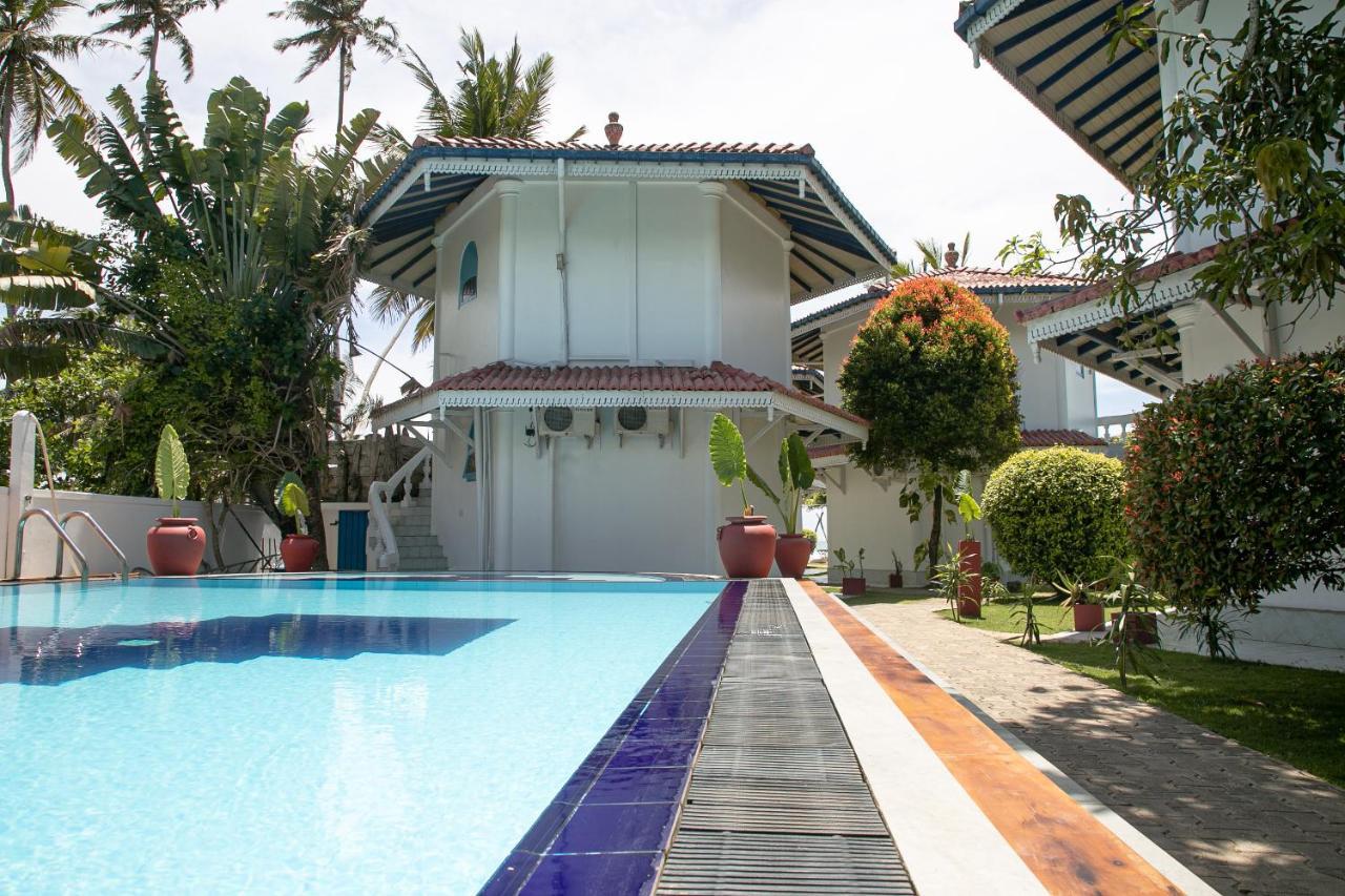Alma Beach Hotel Weligama Buitenkant foto