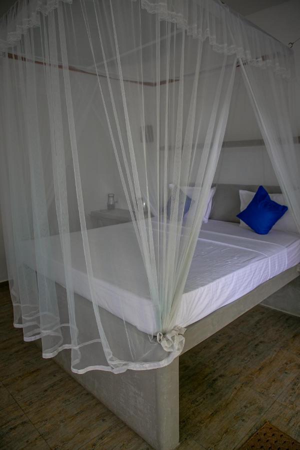 Alma Beach Hotel Weligama Buitenkant foto