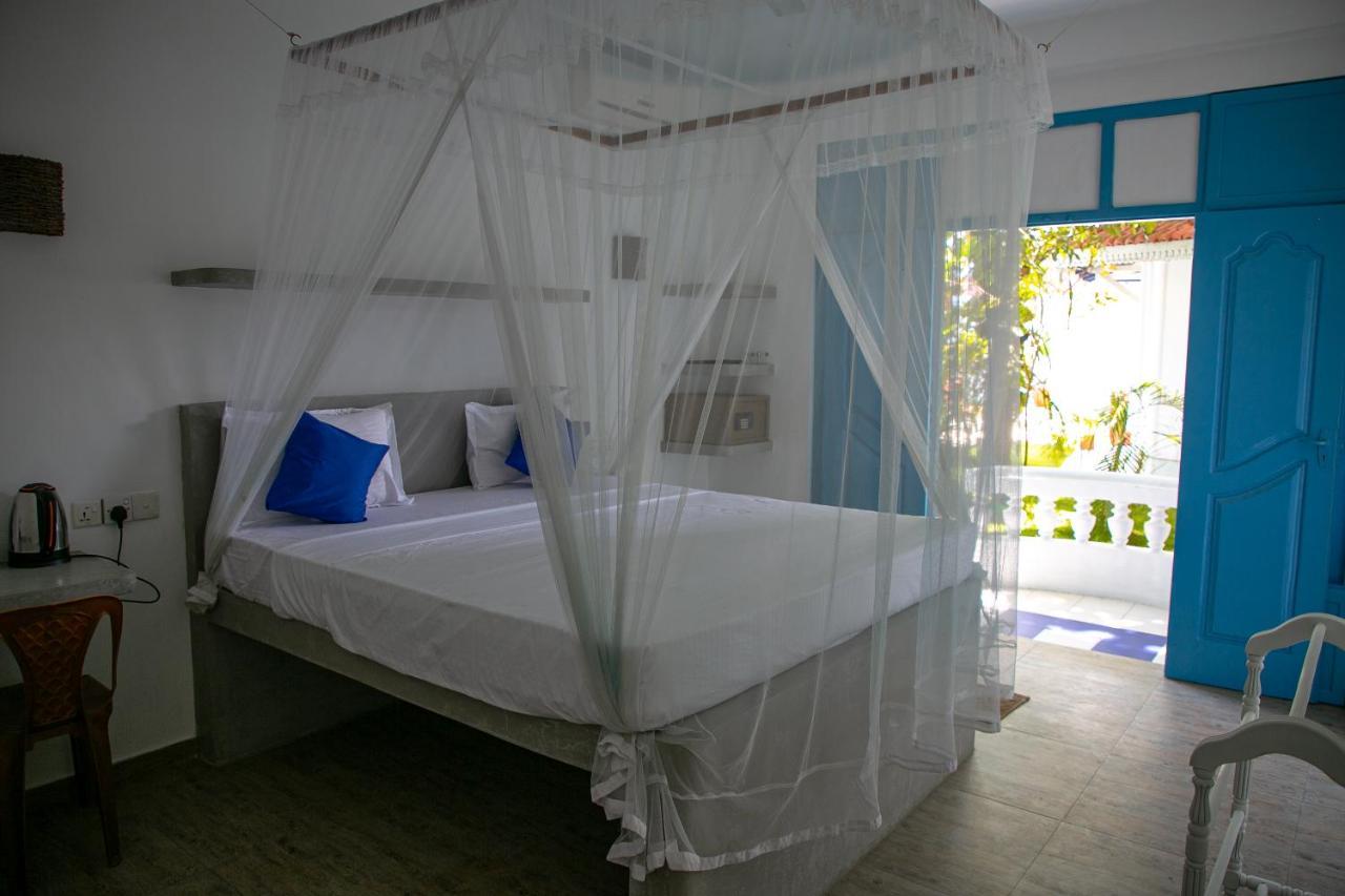 Alma Beach Hotel Weligama Buitenkant foto