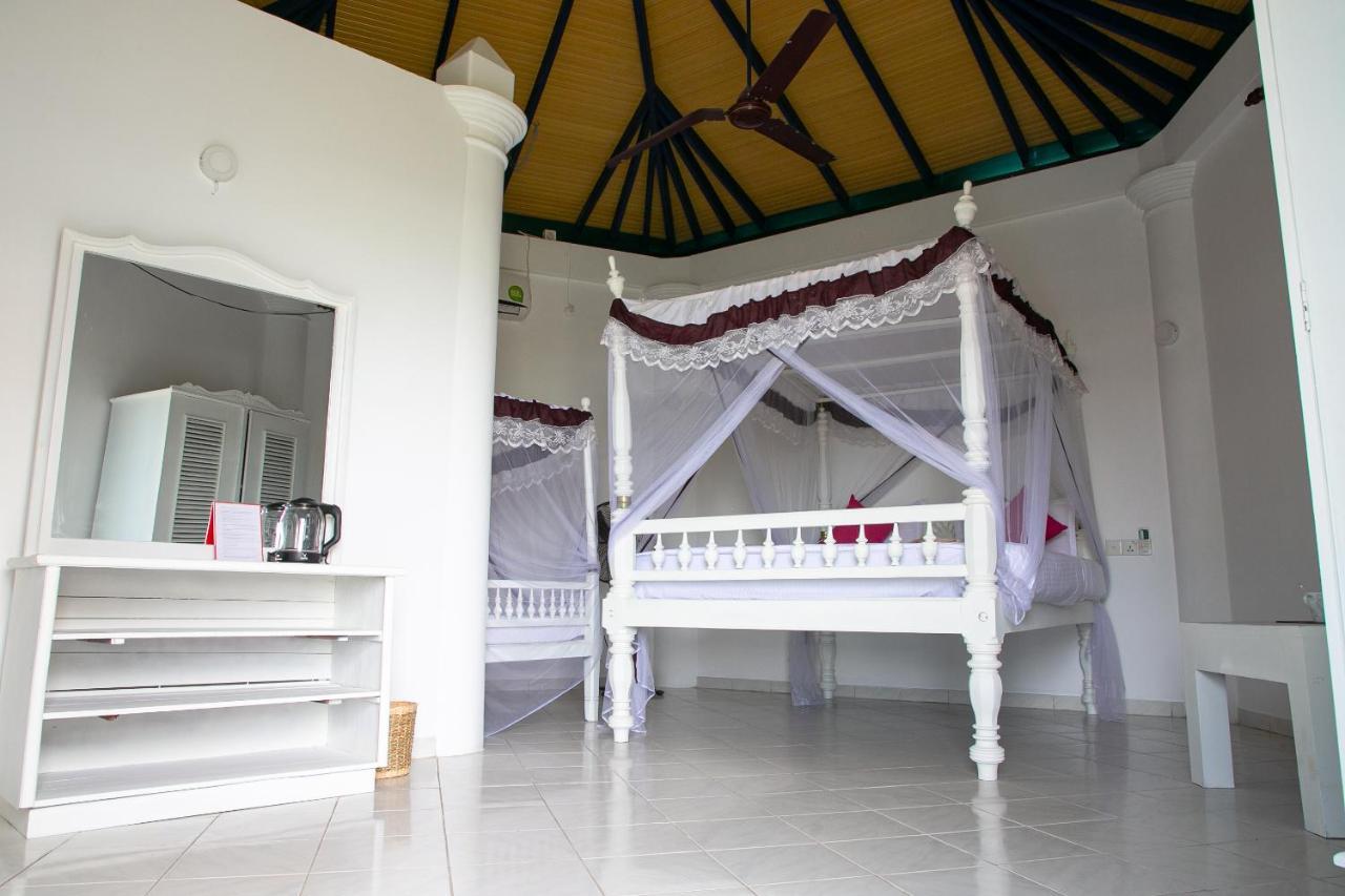 Alma Beach Hotel Weligama Buitenkant foto