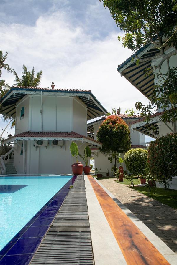 Alma Beach Hotel Weligama Buitenkant foto