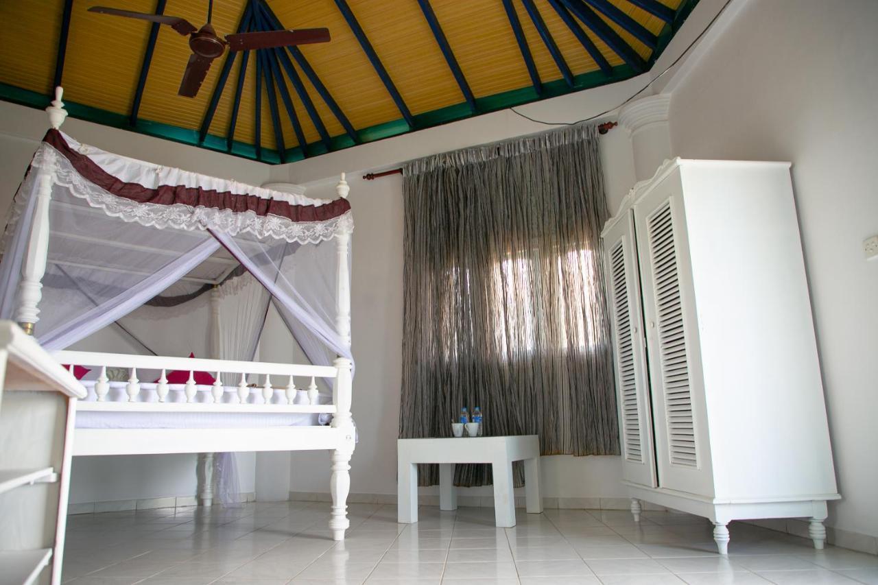 Alma Beach Hotel Weligama Buitenkant foto