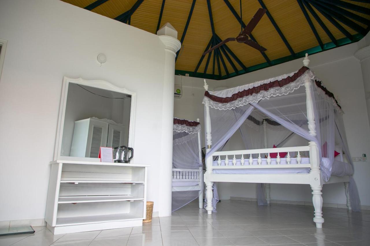 Alma Beach Hotel Weligama Buitenkant foto