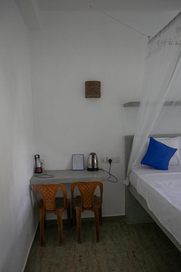 Alma Beach Hotel Weligama Buitenkant foto