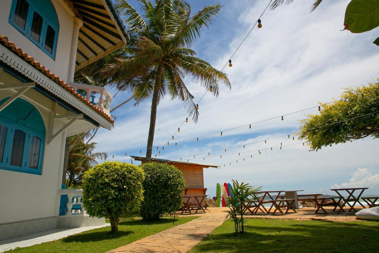 Alma Beach Hotel Weligama Buitenkant foto